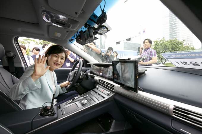지난 6월 서울 영동대로에서 진행된 “자율주행차 국민체감행사”에서 김현미 국토국통부 장관이 자율주행차를 시승하고 있다.